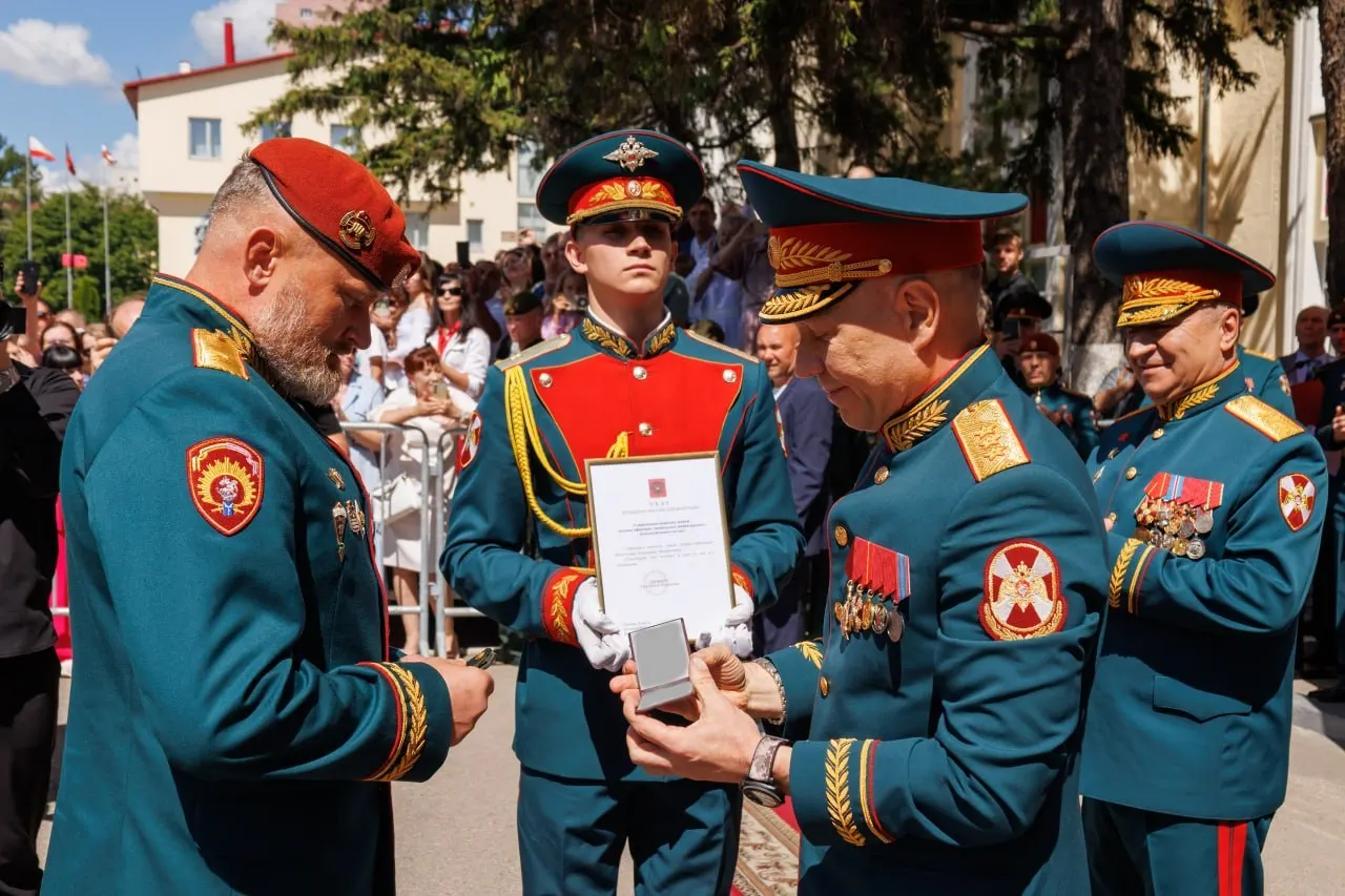 Начальнику Саратовского института войск национальной гвардии Александру Белоглазову присвоено воинское звание генерал-лейтенанта. Погоны вручил заместитель директора Федеральной службы войск национальной гвардии Анатолий Маликов.