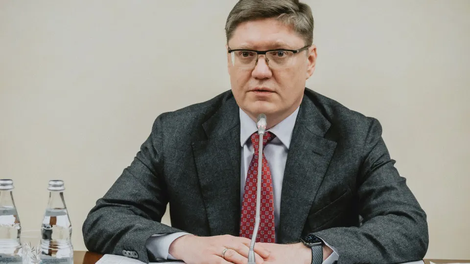 Замглавы фракции «Единая Россия» сравнил недовольных дефицитом топлива с «обиженными подростками» и связал перебои с ударами по НПЗ. Между тем переработка нефти сократилась, а власти вводят ограничения на продажу бензина.