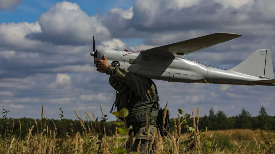 Расследование выявило масштабное военно-техническое сотрудничество между Китаем и Россией: Пекин предоставлял технологии ИИ, компоненты и методики, которые используются при создании автономных «роевых» боеприпасов и для атак на спутниковые системы связи. Эти разработки уже применяются на поле боя в Украине, а в Петербурге планируют новый форум по военно-техническому сотрудничеству.