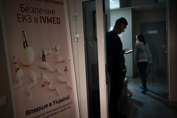 Депутаты приняли поправки к закону «О ветеранах», которые дают бесплатный доступ к вспомогательным репродуктивным технологиям, включая ЭКО, для жен участников боевых действий, вдов и женщин‑ветеранов с инвалидностью. Суррогатное материнство исключено.