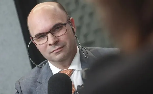 В ходе часовой прямой линии заместитель председателя Центробанка ответил на вопросы о формате фиксации курса, драйверах направления рубля, роли вкладов и рисках инфляции.