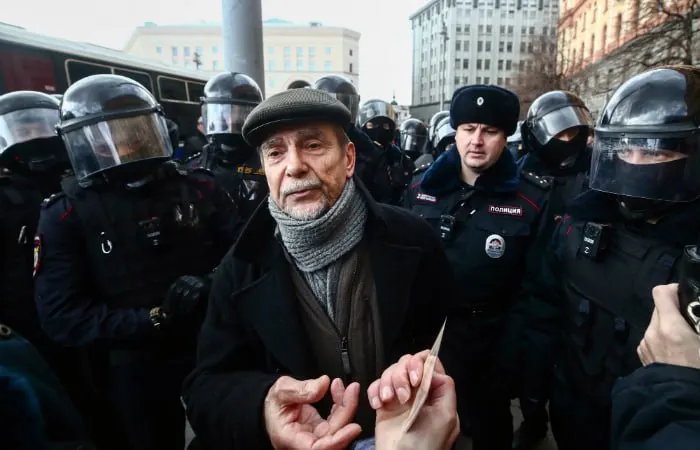 Прокурор просит для 84‑летнего правозащитника 6,5 года лишения свободы и запрет администрировать сайты на 10 лет. Дело рассматривается в Хорошевском суде Москвы по обвинениям в создании «нежелательной» организации и нарушении режима «иностранного агента».