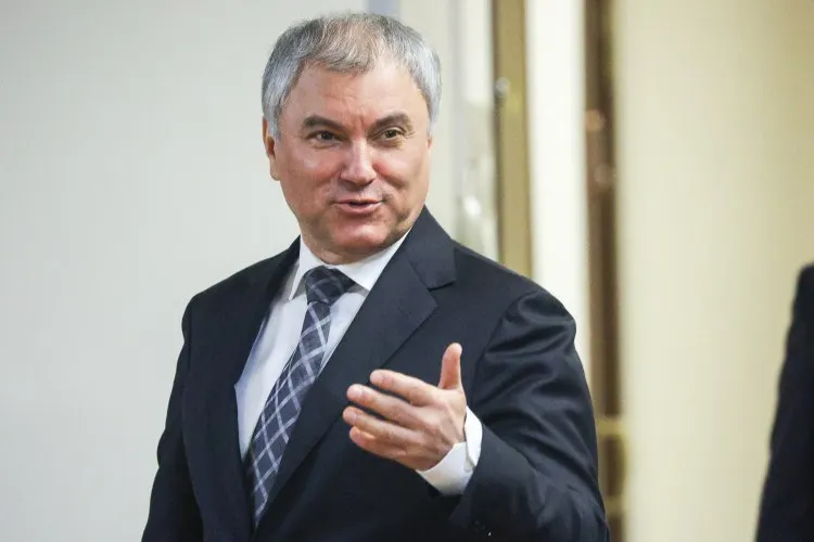 Спикер Госдумы Вячеслав Володин рекомендовал жителям крупных городов активнее пользоваться электротранспортом — трамваями и скоростными линиями — в условиях дефицита топлива.