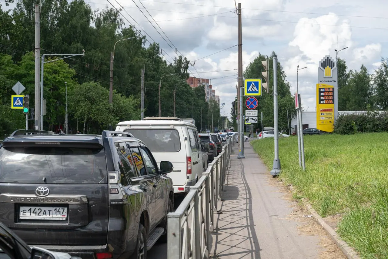 Петербургские АЗС заявляют, что получают топливо Евро‑5 и предлагают водителям проверять документы, хотя с июля в России официально допускают бензин стандарта Евро‑3 из‑за ударов по НПЗ.