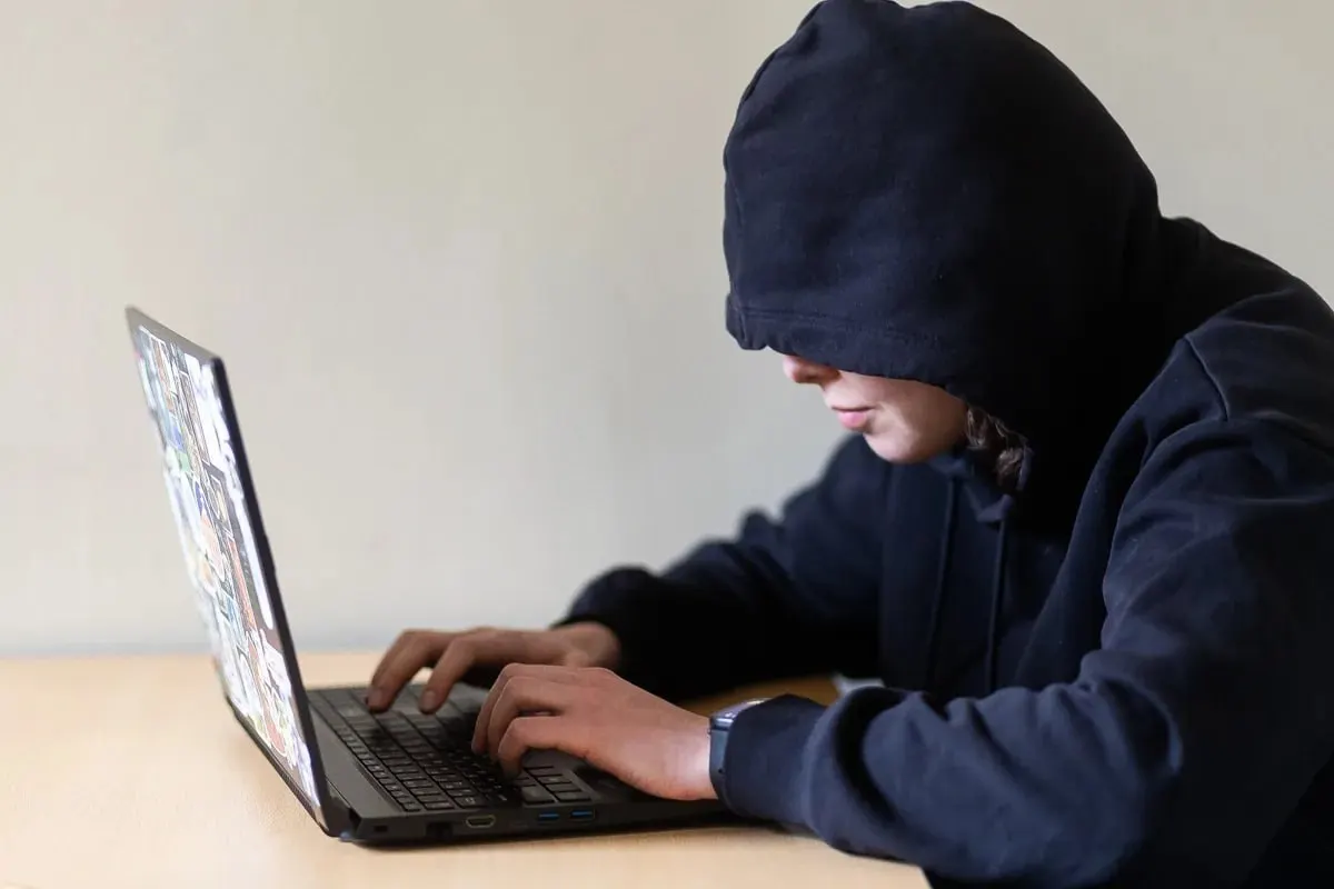 Законопроект предлагает дать жертвам навязчивого преследования инструмент через суд — запрет приближения и контактов со стороны сталкера. Инициативу отправили на оценку в правительство; при принятии она может вступить в силу 1 января 2027 года.