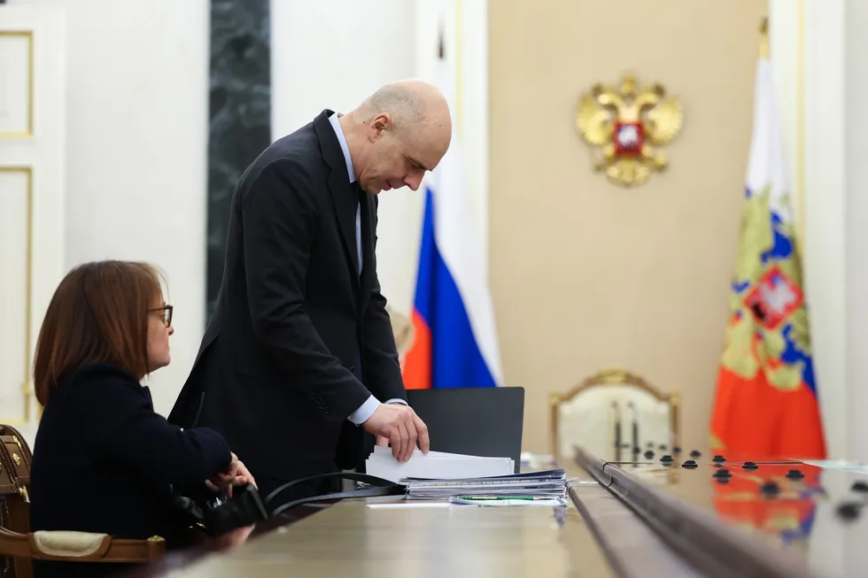 Госдума дала Минфину возможность оперативно наращивать расходы и занимать сверх установленного потолка госдолга. Это временно закрывает кассовые разрывы, но повышает неопределённость, удерживает ключевую ставку высокой и увеличивает нагрузку на бизнес и население.