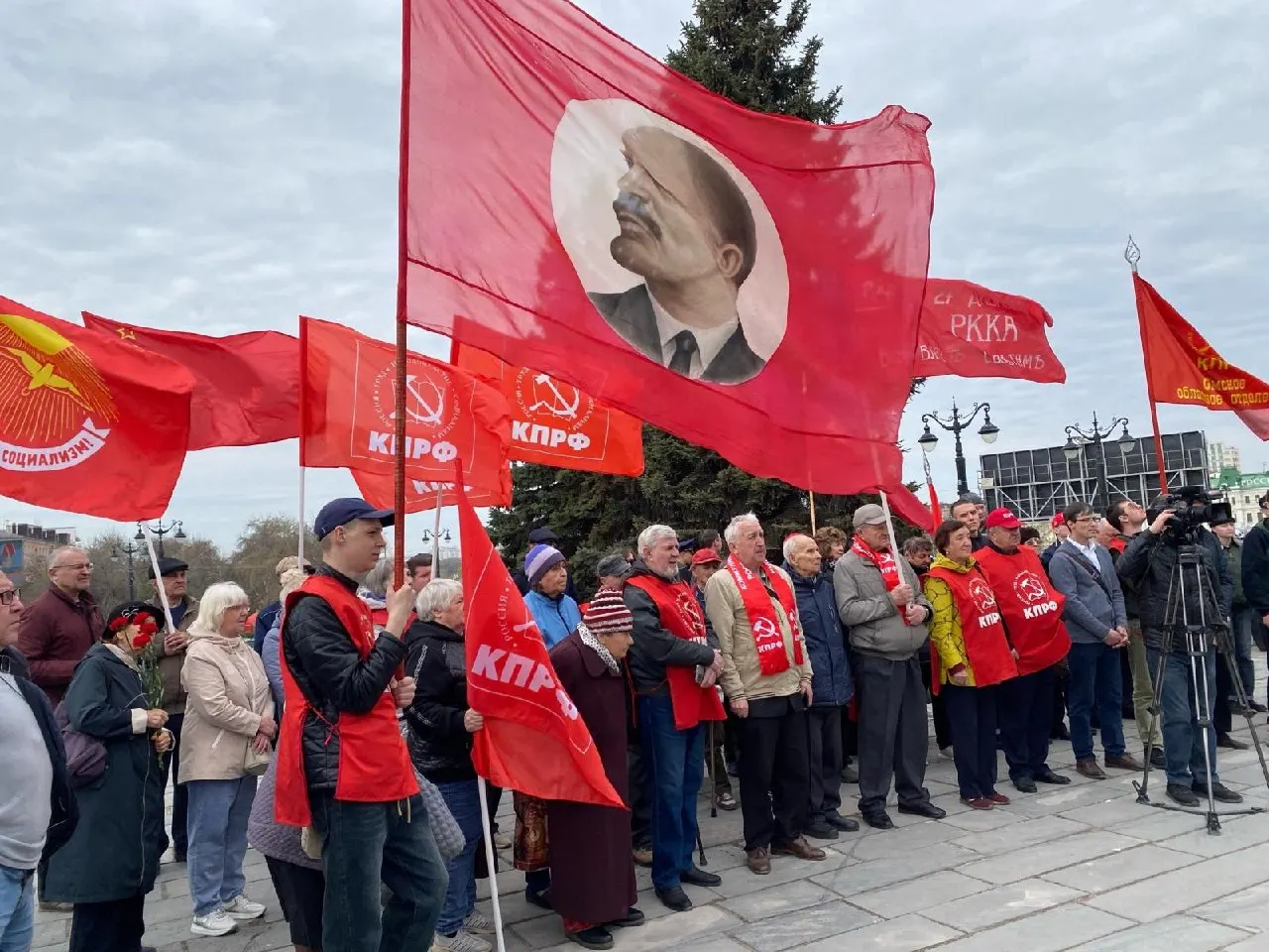 Депутаты подготовили поправку, которая обяжет избирательные комиссии регистрировать списки при наличии судебного решения. Новые правила начнут действовать только со следующей кампании и лишь на региональном и муниципальном уровнях, что может повлиять на допуск непарламентских партий к ближайшим выборам.