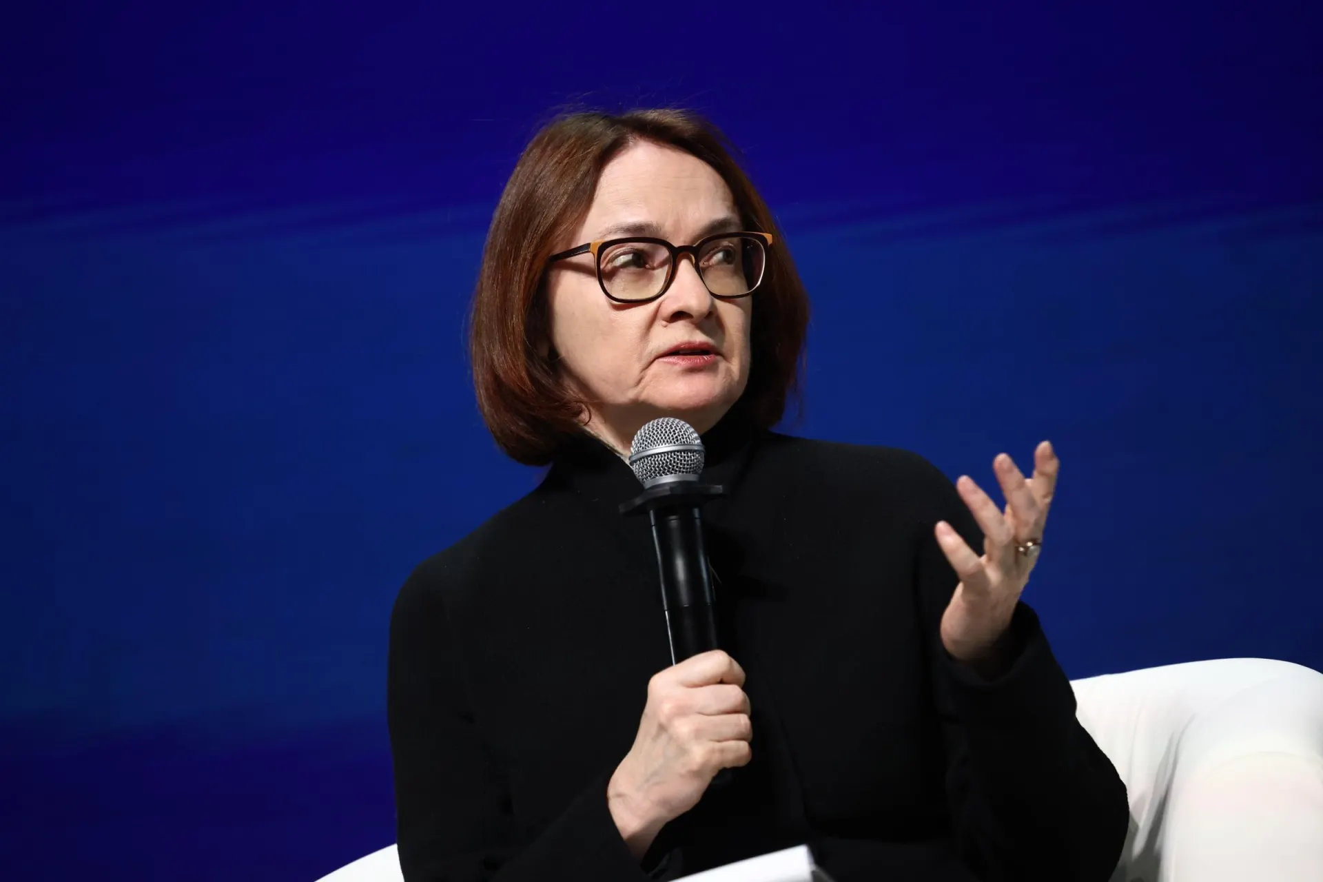 Глава Банка России предупредила о рисках преждевременного снижения ключевой ставки: это может подорвать контроль над инфляцией и привести к нестабильности на рынках.
