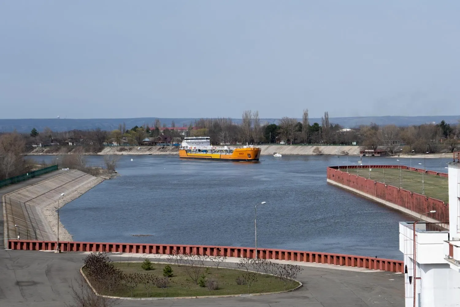 Судоходство по каналу остановлено после атак украинских беспилотников, повредивших несколько судов. Остановка может затронуть экспорт пшеницы и вызвать перебои с поставками топлива в Крым.