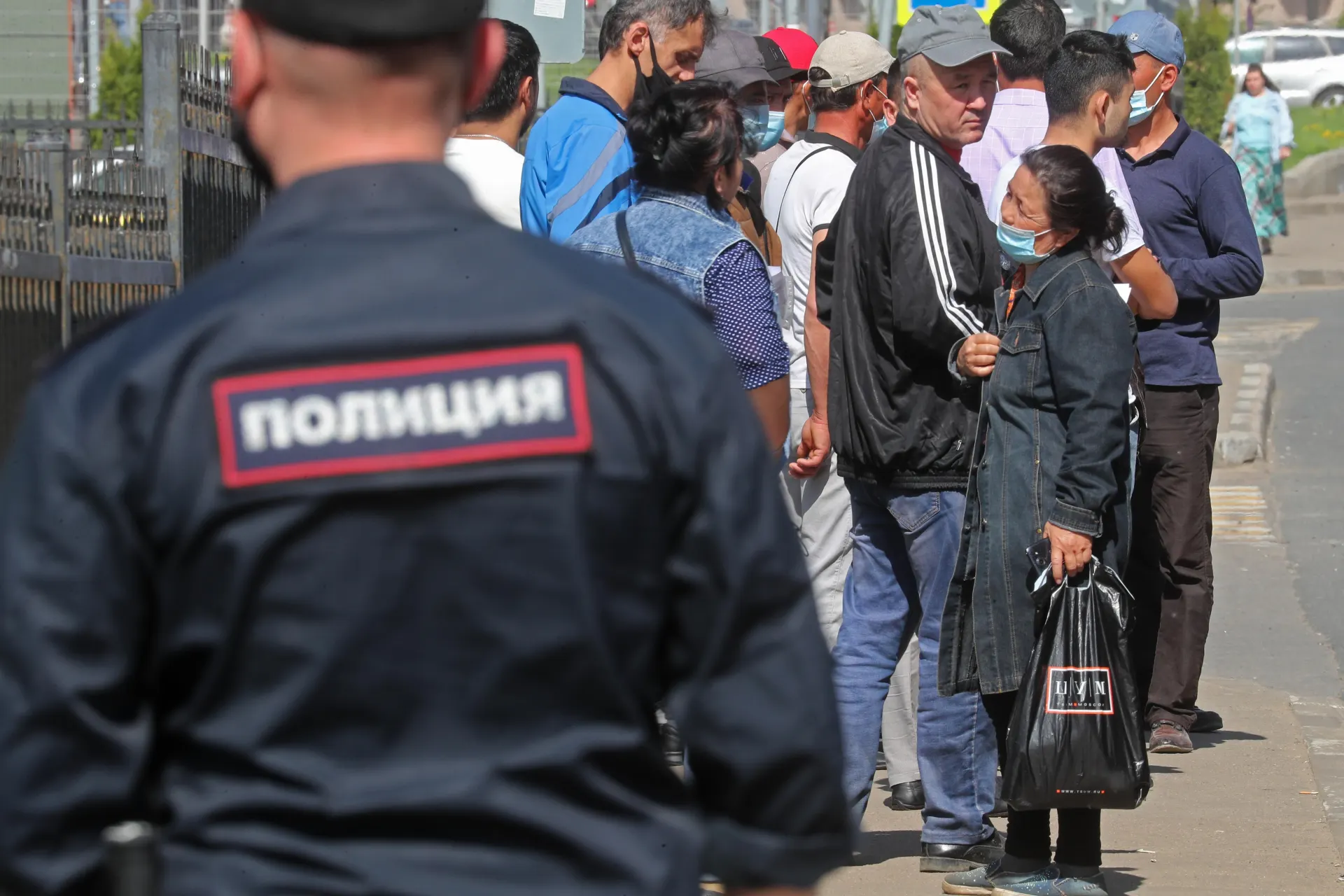 Ко второму чтению в Госдуме внесены поправки, предусматривающие обязательную депортацию иностранцев за дискриминацию и неповиновение законному требованию пограничника; ранее выдворение было только одним из возможных наказаний.