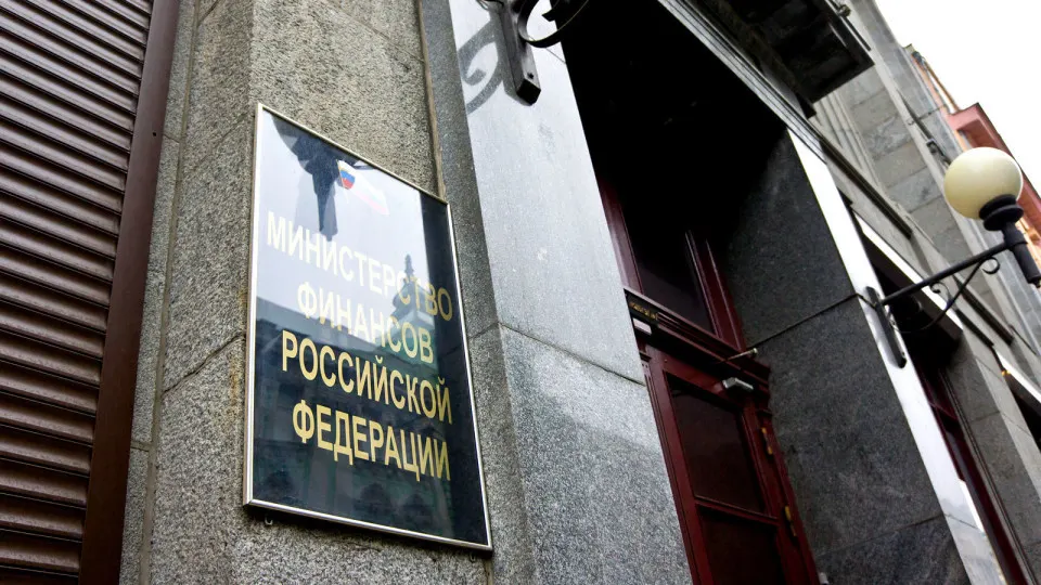 Минфин временно прекращает размещение облигаций федерального займа из‑за нестабильности рынка: доходности выросли, недавние аукционы прошли неудачно, а план по заимствованиям пока не выполняется.
