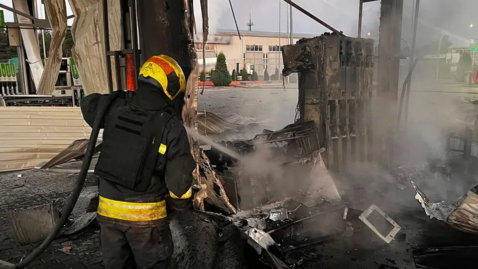 Ночью дроны атаковали Днепропетровскую область: повреждены пять автозаправок, одна женщина погибла, трое ранены. Одновременно в России наблюдается резкое сокращение выпуска топлива, рост цен и экстренные закупки бензина за рубежом.