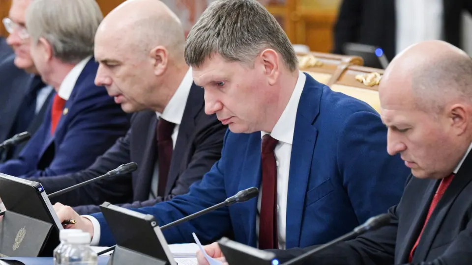 По оперативным данным Минэкономразвития ВВП вырос всего на 0,2% за январь–май; промышленность и инвестиции во многих отраслях стагнируют, падение цен на нефть и проблемы НПЗ усиливают риск рецессии.