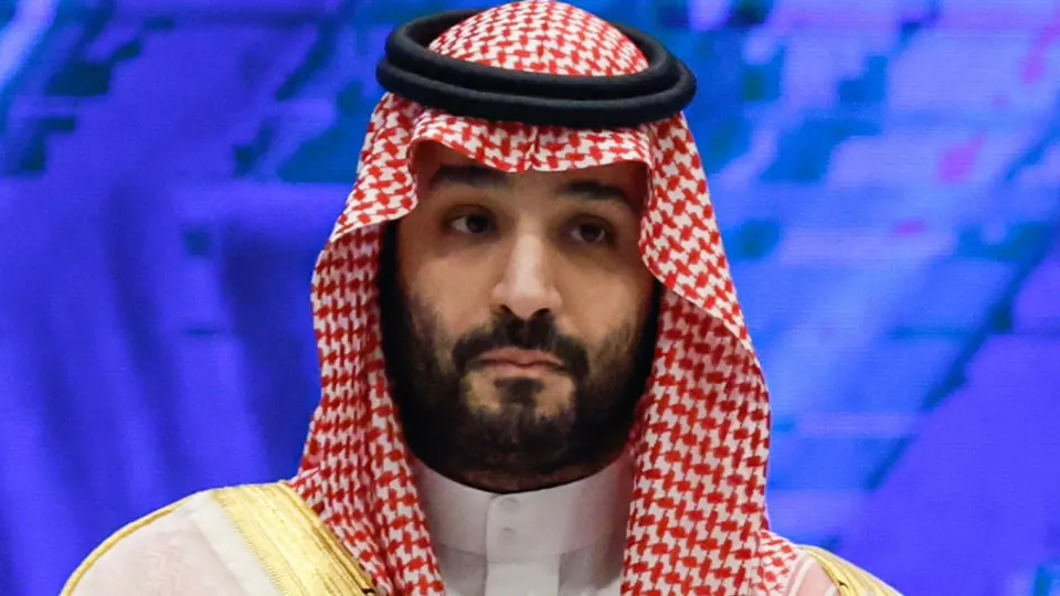 Королевство резко урезало официальную цену на сорт Arab Light на август, что усиливает давление на мировые котировки, возвращает на рынок нефть через Ормузский пролив и усиливает конкуренцию за покупателей в Азии.