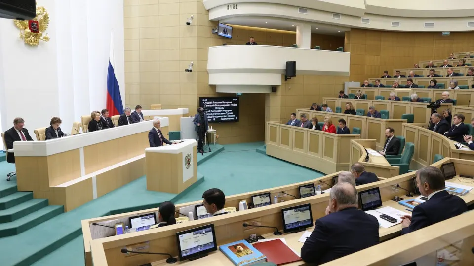 Минюст будет вести реестр граждан, признанных уклоняющимися и находящихся за рубежом; закон вводит широкий набор ограничений — от блокировки банковских услуг и электронных госуслуг до запрета на выдачу загранпаспортов и заморозки имущества.
