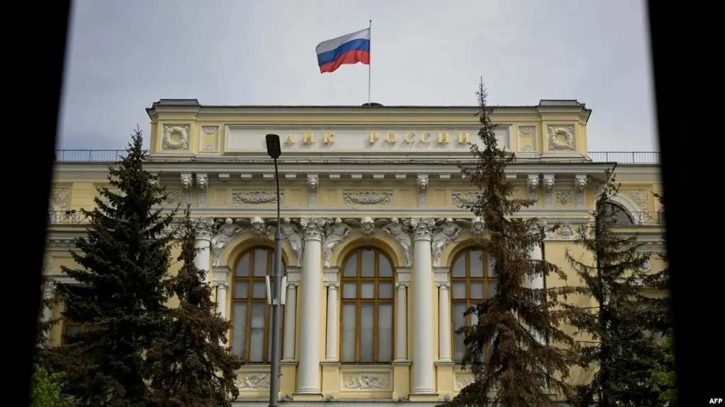 ЦБ расширил перечень криптовалют, доступных на биржах, и уточнил порядок покупки для инвесторов; закон о цифровых валютах вступит в силу в 2026 году.