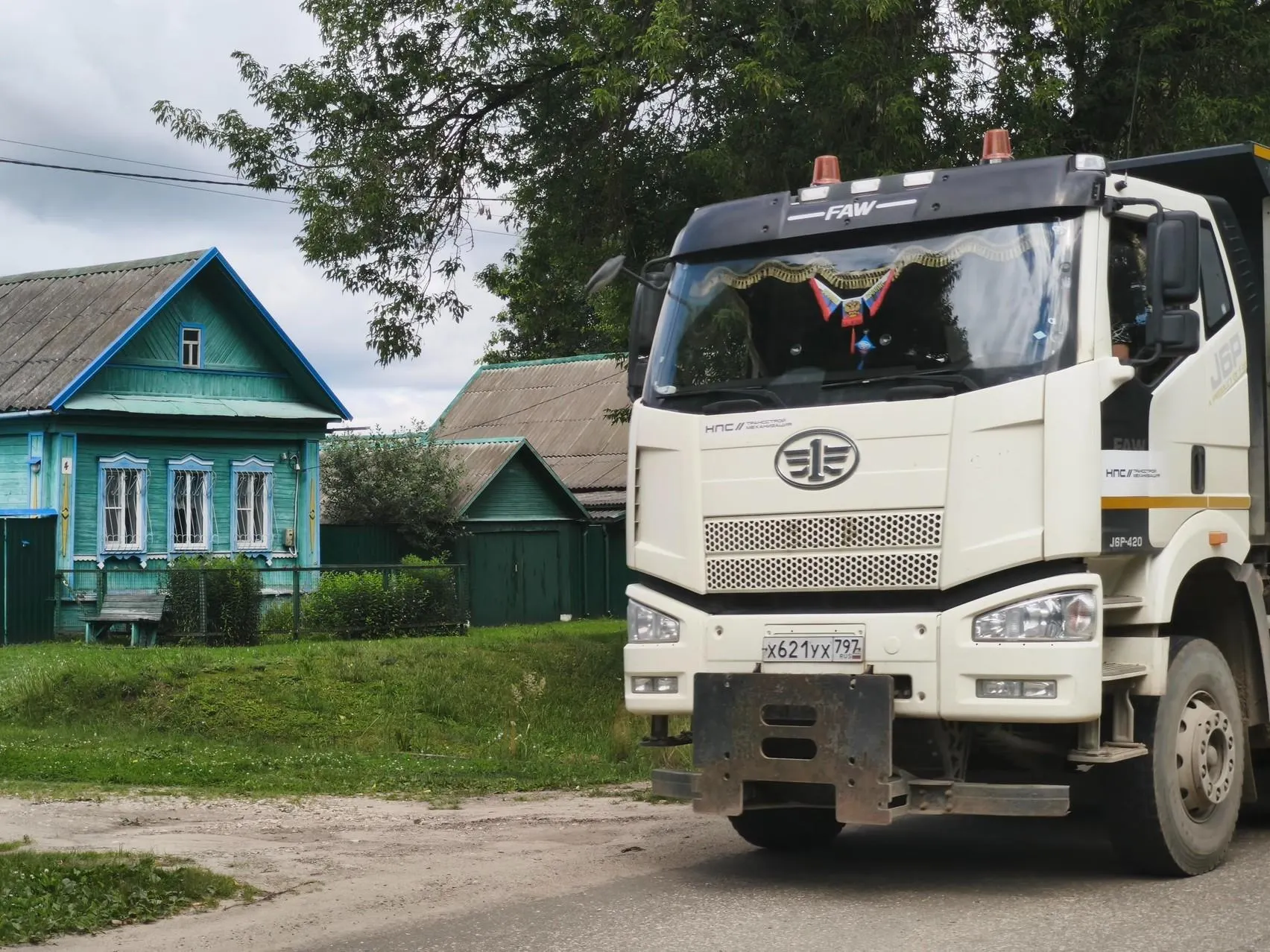 Жители деревень, расположенных вдоль скоростной магистрали, сталкиваются с изъятием жилья и приближением крупной инфраструктуры — грузовиков и поездов, пытаясь сохранить привычный образ жизни в новых условиях.