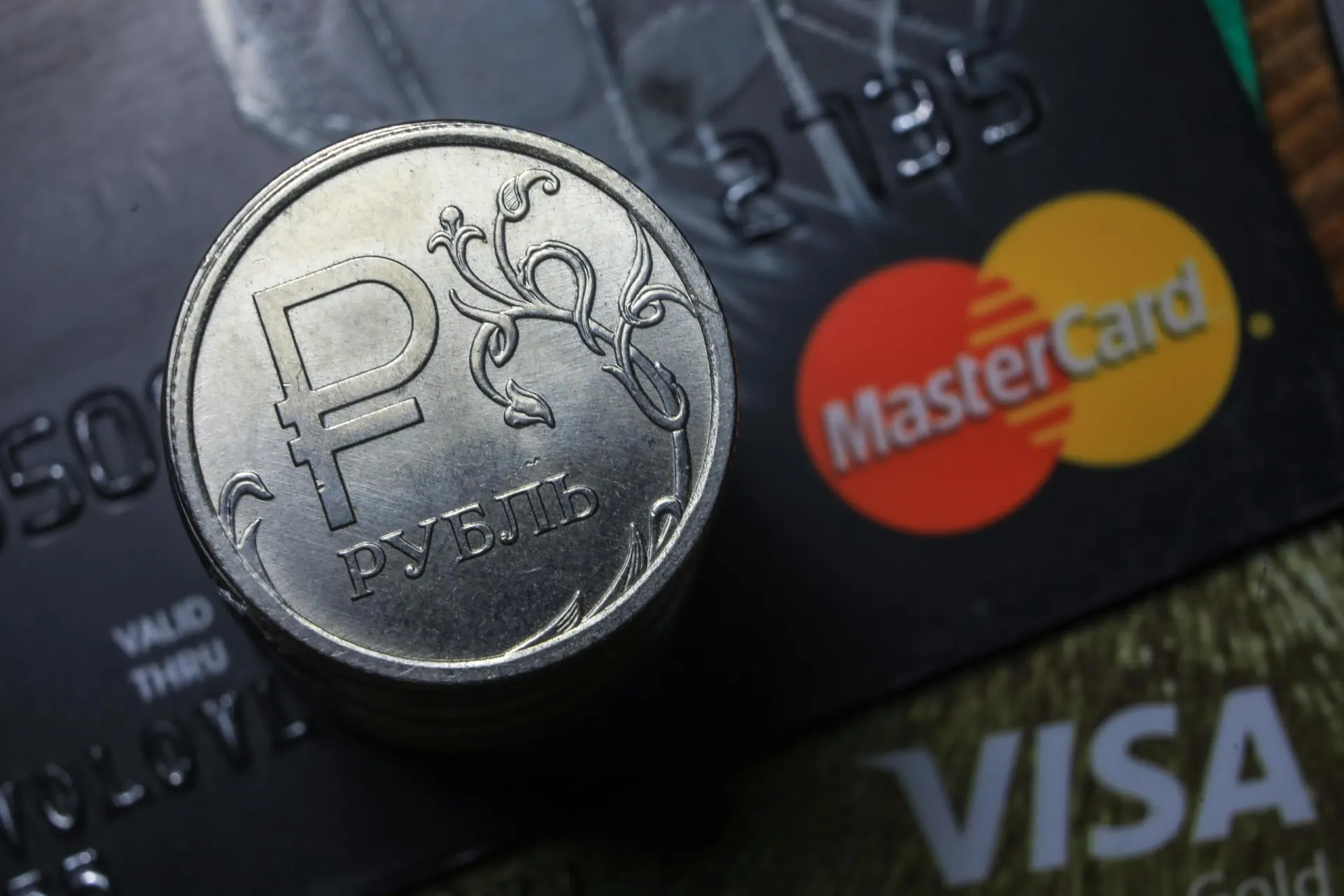 Пользователи сталкиваются с неисправностями при оплате картами Visa и Mastercard, а также при переводах через СБП.