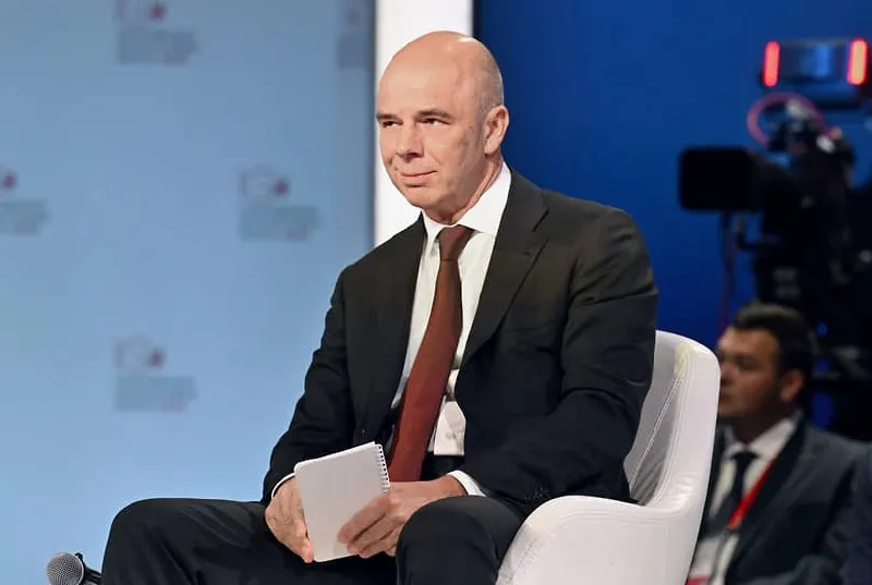 Глава Минфина Антон Силуанов сообщил, что бюджет полностью профинансирован и обязательства будут исполнены; дефицит на 2026 год оценивается примерно в 6,46 трлн рублей (около 2,8% ВВП).