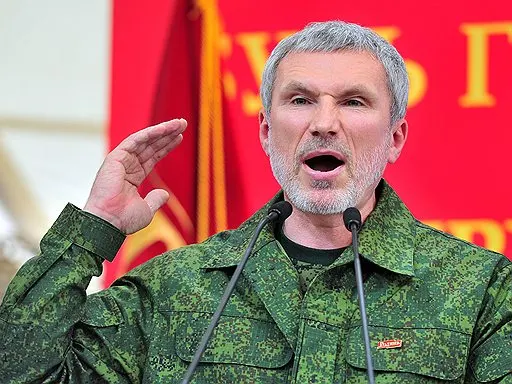 Перевод средств назван подачкой, лидер пообещал вернуть деньги; суд принял иск и снял партию с предвыборной гонки.