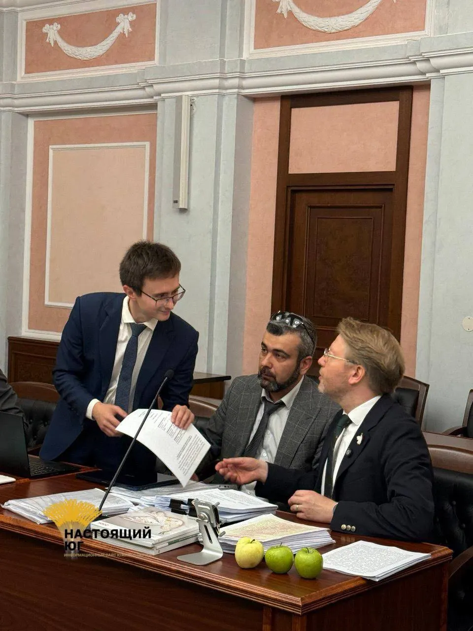 На слушании Верховного суда представитель избиркома указал на нарушения Яблока в предвыборной агитации и в правах на использование цитат и материалов, а также на нарушение условий сотрудничества с OpenAI; бюллетень может быть остановлен до заключения суда.