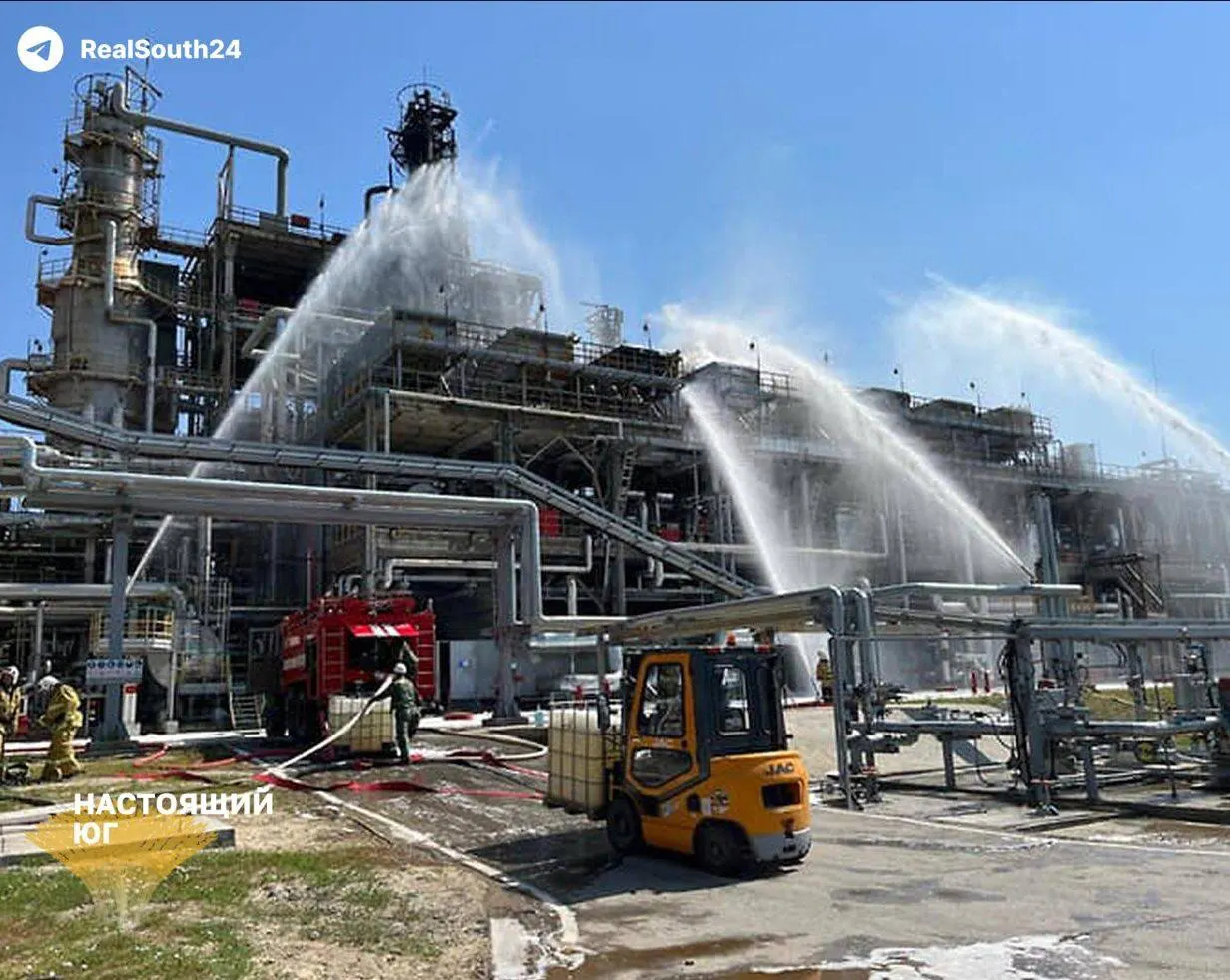 Август стал тяжёлым для нефтепереработки: атаки на НПЗ снизили переработку до 3,8 млн баррелей в сутки, бензин дорожает, власти вводят меры регулирования рынка.