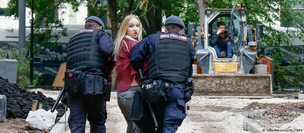 На заседании возле Верховного суда задержали десятки протестующих во время рассмотрения апелляции партии Яблоко на недопуск к выборам.