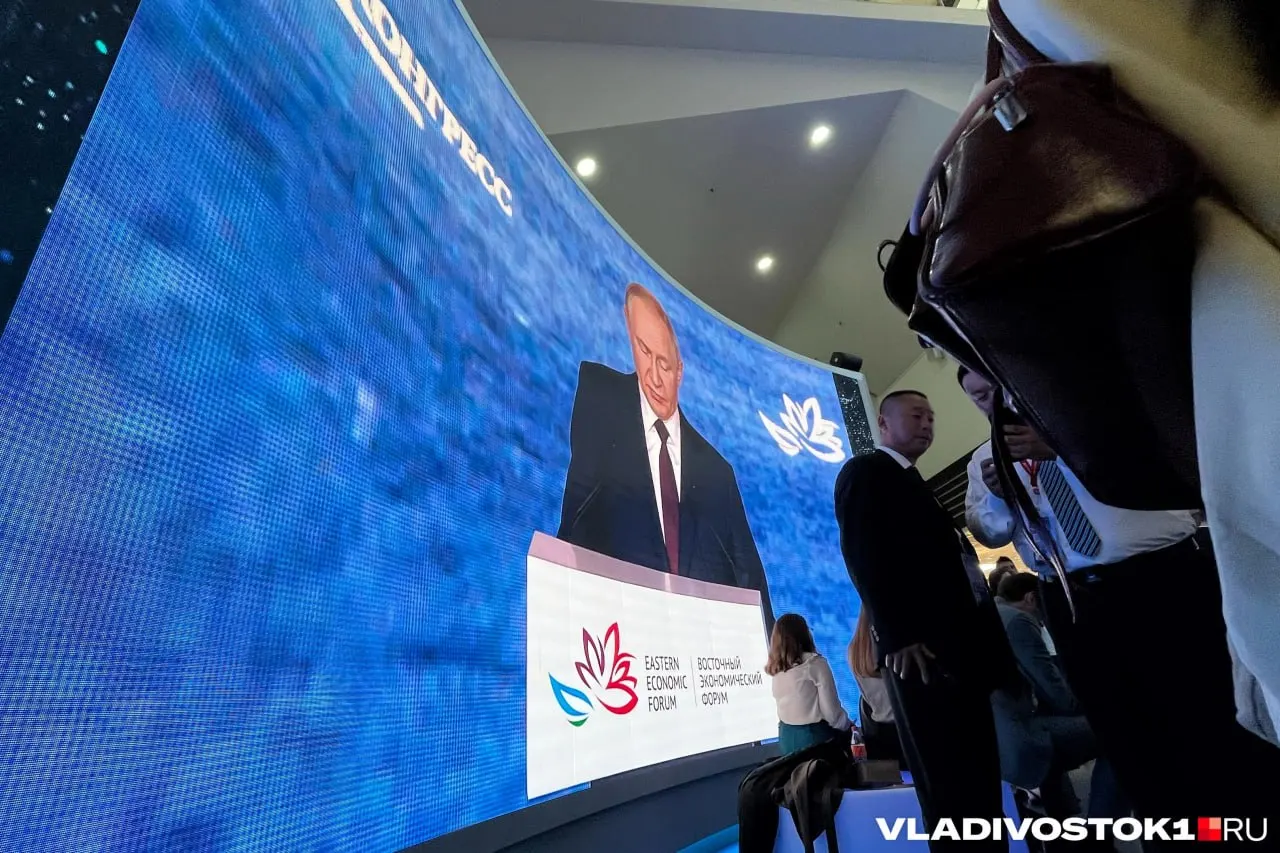Президент России примет участие в форуме на Дальнем Востоке, проведет ряд встреч с региональными и международными лидерами и выступит на пленарном заседании.