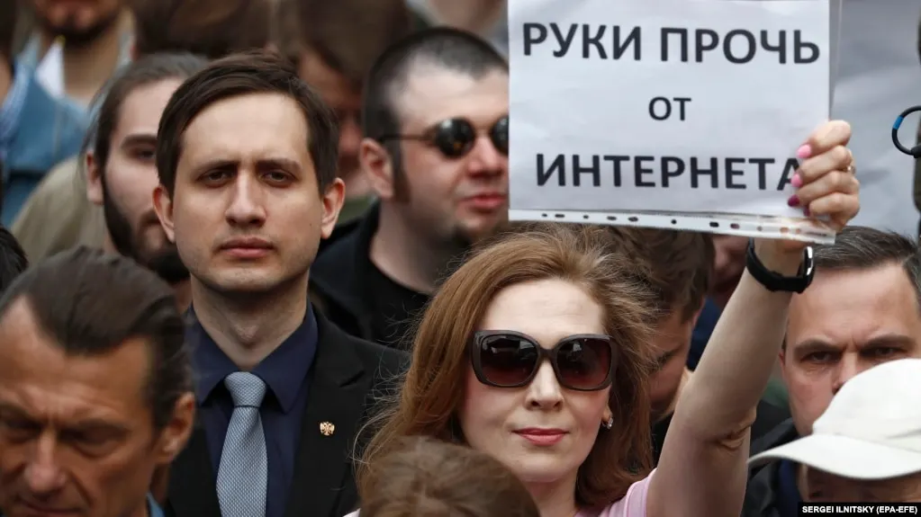 Роскомнадзор расширил блокировку VPN-сервисов в России, затронув IP-адреса ряда популярных площадок; тема касается интернет- сервисов и информационного пространства.