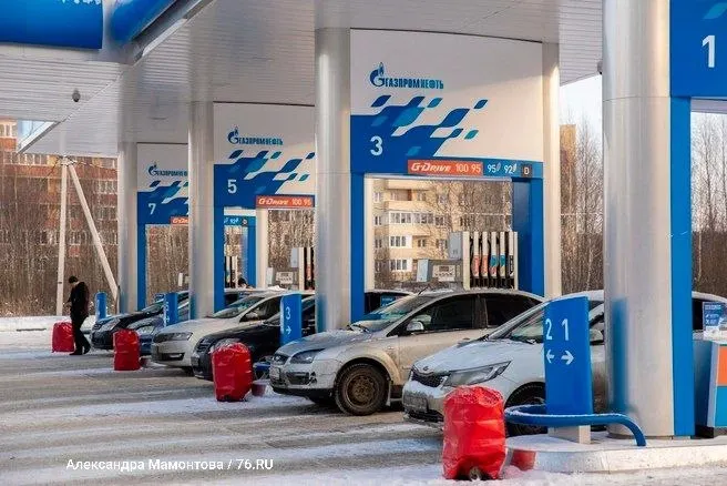 Газпромнефть сняла лимиты на заправки в Петербурге, Ленинградской области и в других регионах; клиенты могут заправлять любые объёмы, а оплата осуществляется после заправки.