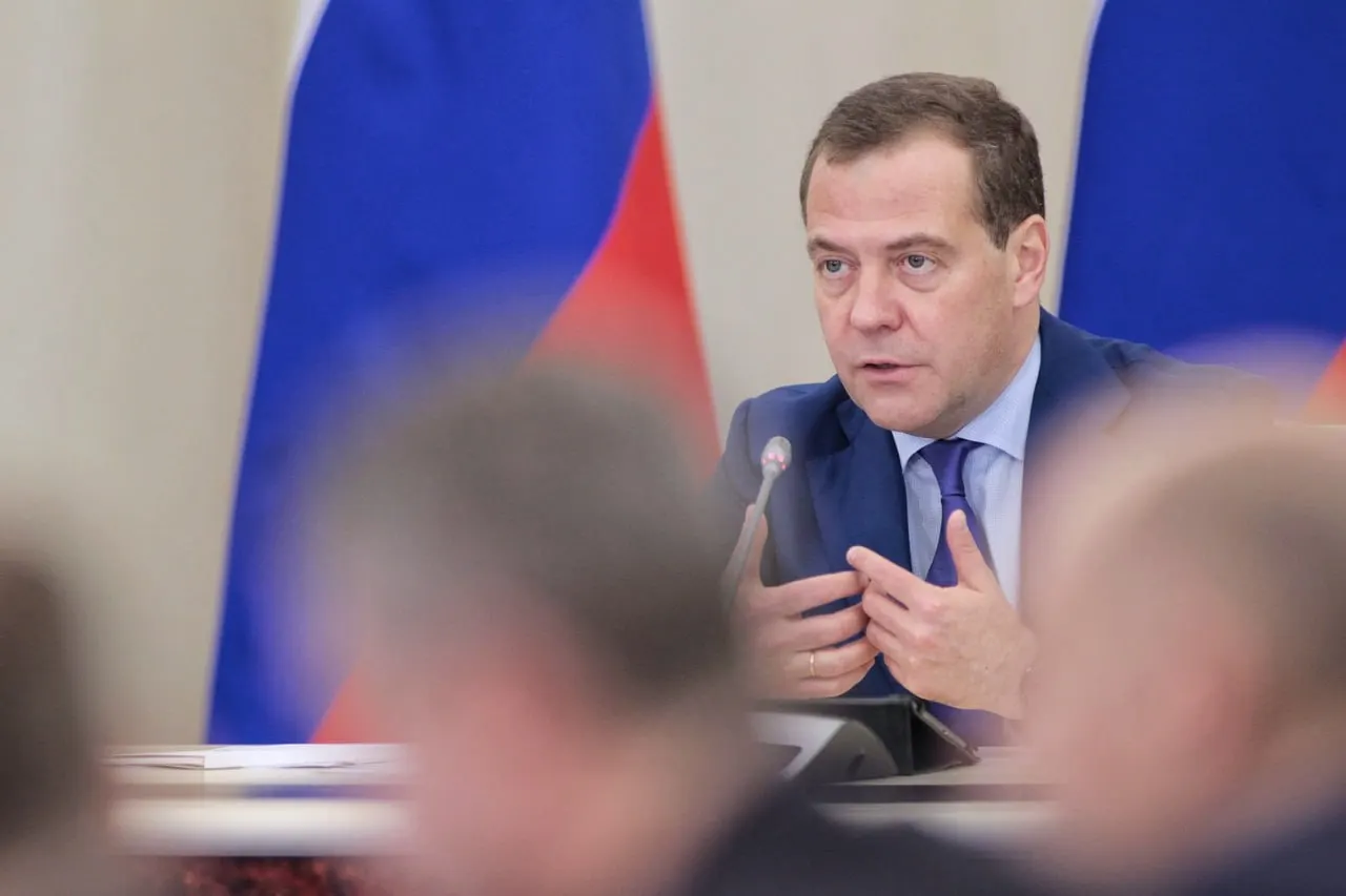 Лидер Единой России заявил, что противостояние в идеологическом плане не исчезнет даже после окончания СВО; в обществе продолжают оставаться проблемы воспитания.