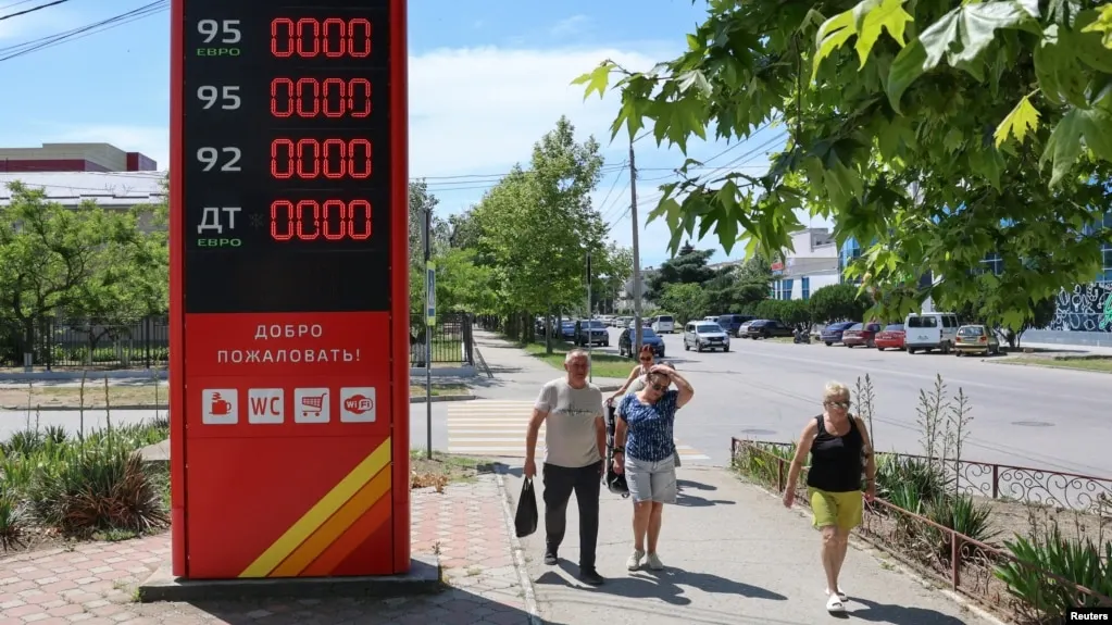 В Краснодарском крае бензин исчез на большинстве АЗС; власти публикуют перечень работающих объектов, очереди достигают сотен автомобилей.