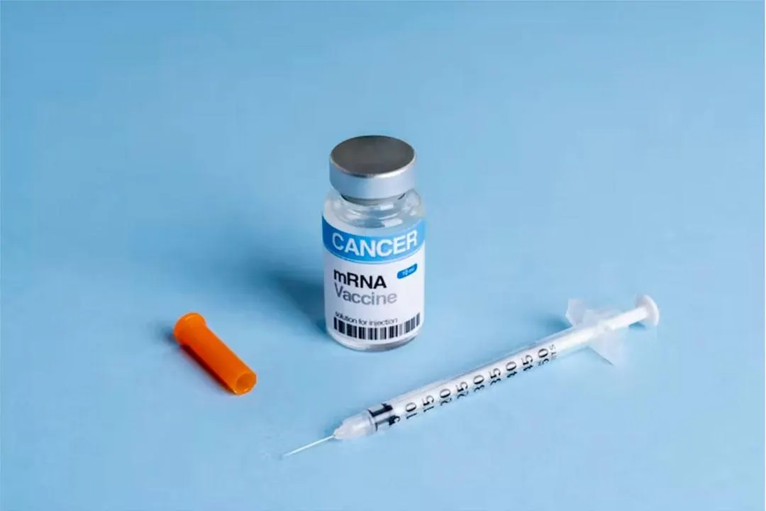 Moderna и Merck объявили о положительных результатах испытаний персонализированной мРНК-вакцины против меланомы. В России расширили перечень высокотехнологичной терапии в рамках программы ОМС.