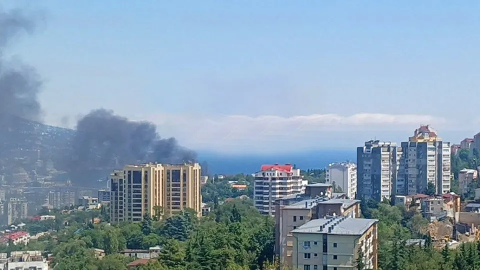 В ночь на 7 августа у ялтинской набережной произошла атака беспилотников; пожар в одном из заведений и призывы служб к осторожности.