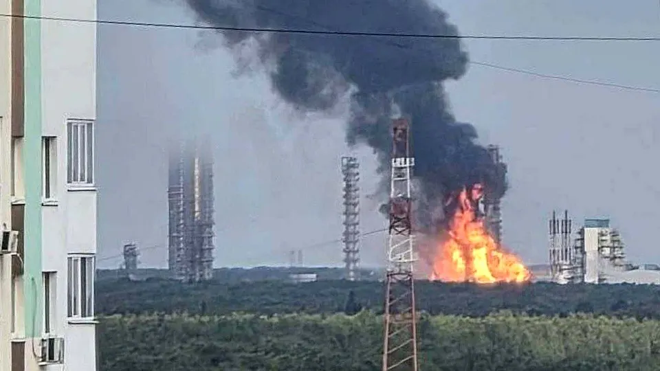 Крупный нефтехимический комплекс прекратил производство после атаки дронов, что повлекло паузу в поставках СУГ и полимеров.
