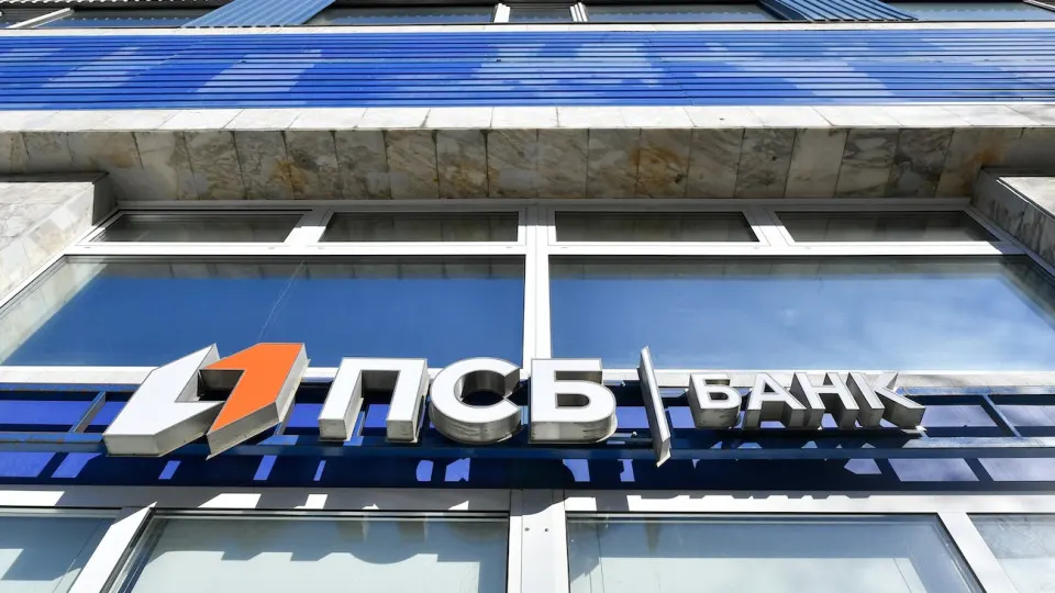 За шесть месяцев банк зафиксировал убыток в 50 млрд руб., резервы выросли до примерно 195,7 млрд руб.; государство продолжает поддержку капитала.