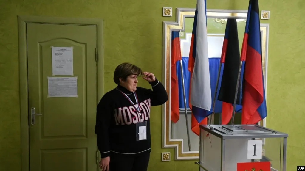 Сотрудники бюджетной сферы по регионам России сообщают о давлении перед выборами: принудительное участие в ДЭГ, изменение избирательного участка и указания голосовать за определённых кандидатов. Выборы пройдут 18–20 сентября.