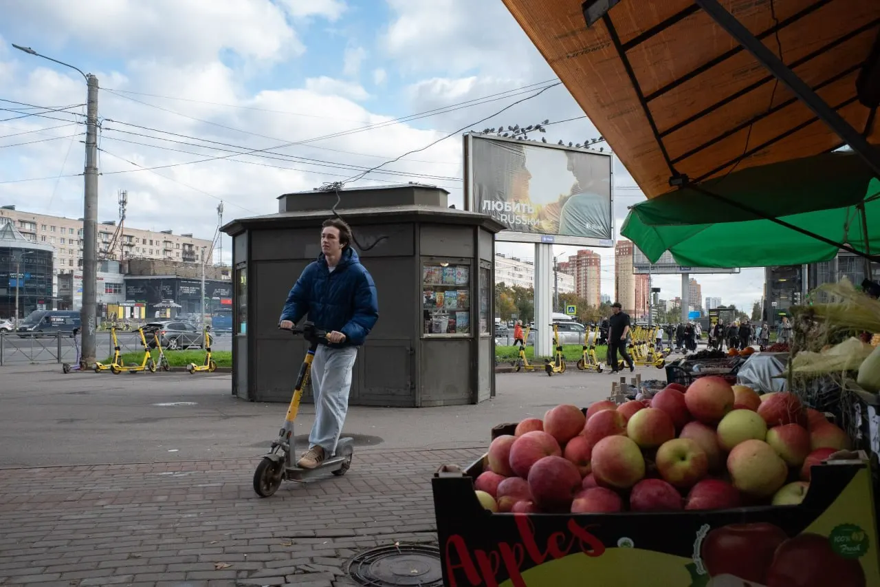 В Петербурге и Ленинградской области — исчезновение бывшего главы района и авария на КАД; по России и миру — новые санкции и события на фоне войны; в Киеве есть пострадавшие.