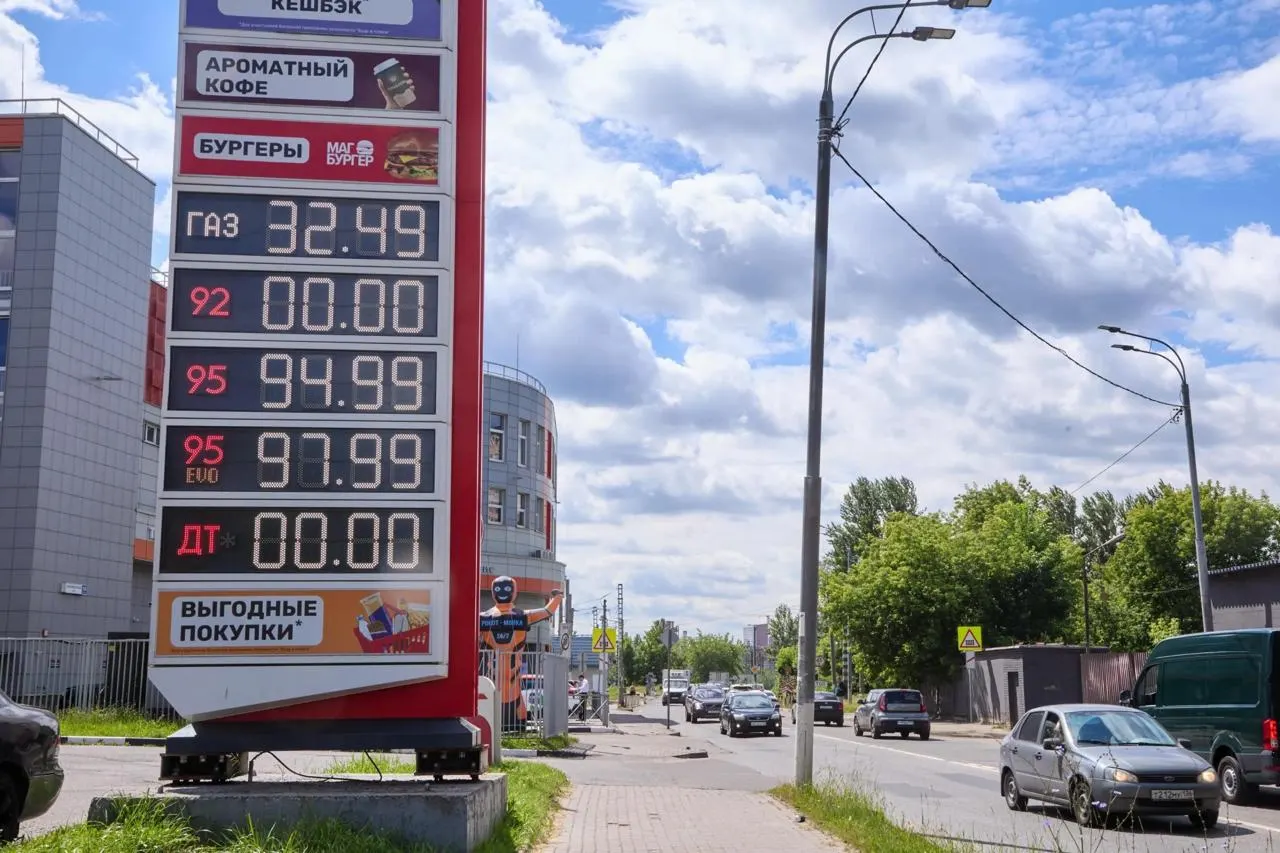 ФАС предъявила претензии к не менее чем 70 продавцам топлива из-за резкого роста цен; региональные данные и масштабы дел — по всей стране.
