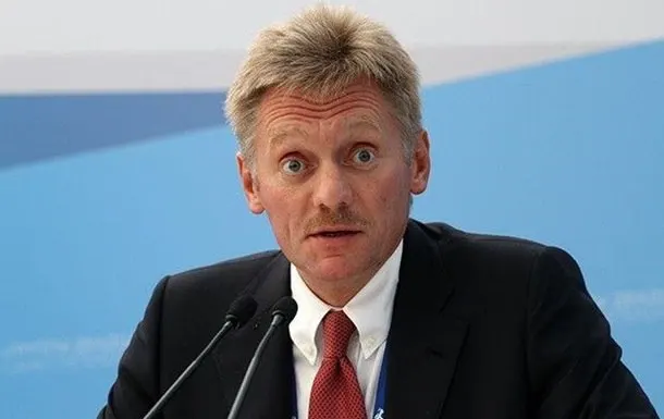 Песков заявил, что в РФ журналистам не создают препятствий и работают со всеми СМИ; сравнение с США.