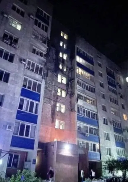 За ночь произошла волна атак беспилотников: сбиты более 500 дронов, повреждены порт Усть-Луга и жилой дом в Новокуйбышевске. В регионе Ленинградская область зафиксированы разрушения, есть сведения о пострадавших в Белгородской области и Тольятти; в Киеве также сообщили о ранениях и потерях.