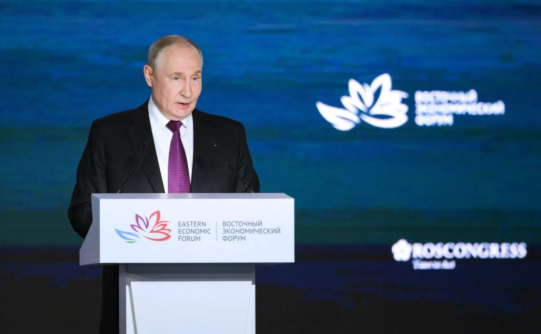 На пленарном заседании форума президент России подчеркнул важность демографических вопросов и отметил, что СВО не является основным фактором снижения рождаемости.
