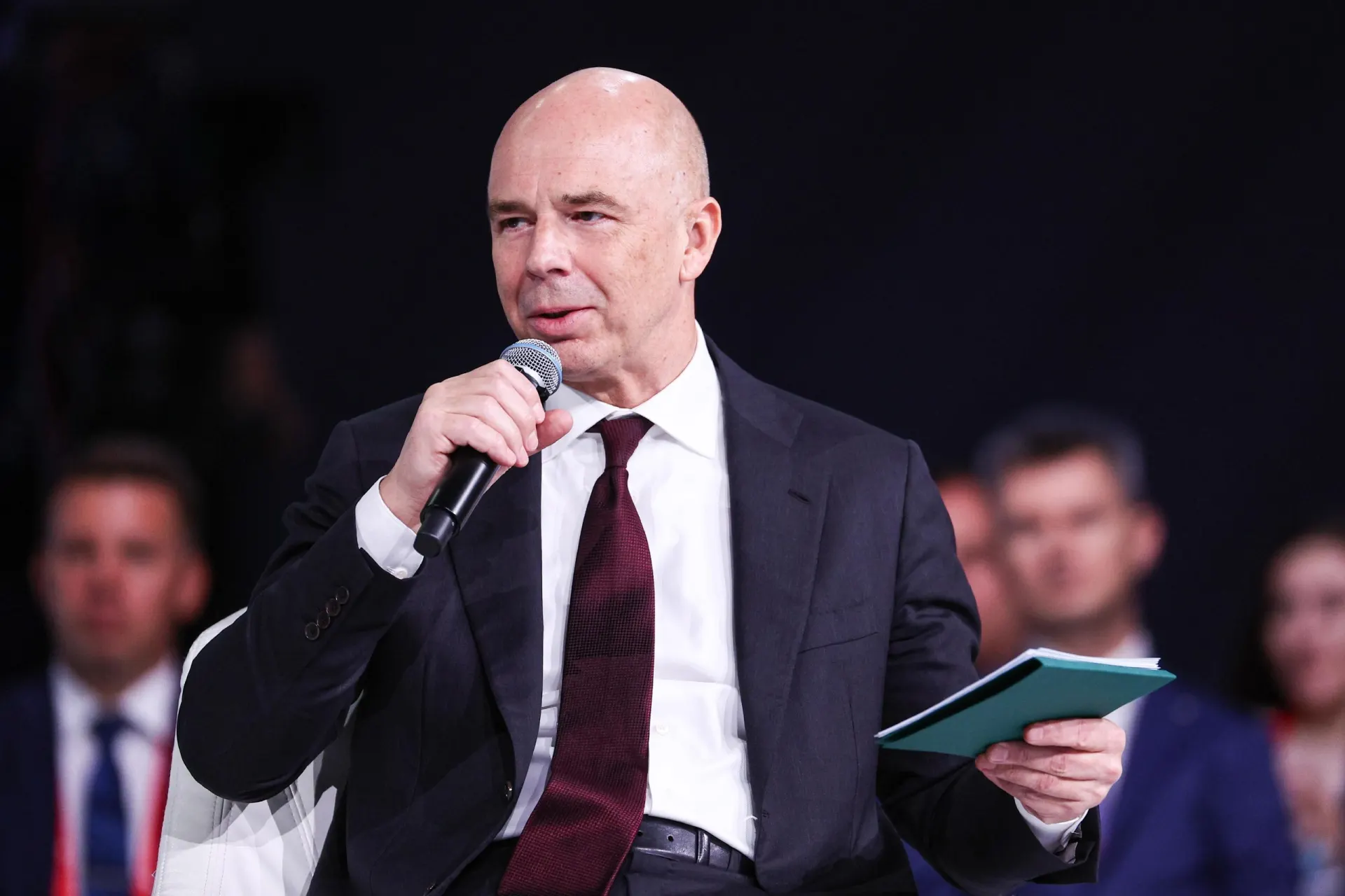 Минфин представил детали бюджета и обсудил вероятность остановки снижения ключевой ставки до весны. Эксперты дают оценки.
