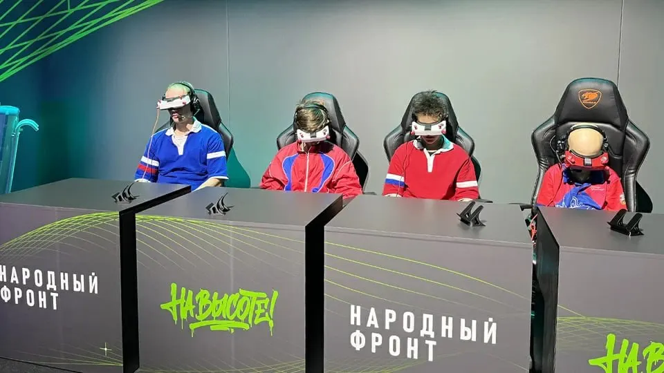 В пилотном режиме вводят новый норматив по управлению дронами в шести регионах; проект «На высоте!» обещает создать дрон-классы для школьников и студентов и обучить управлению FPV-дронами для применения в интересах обороны.