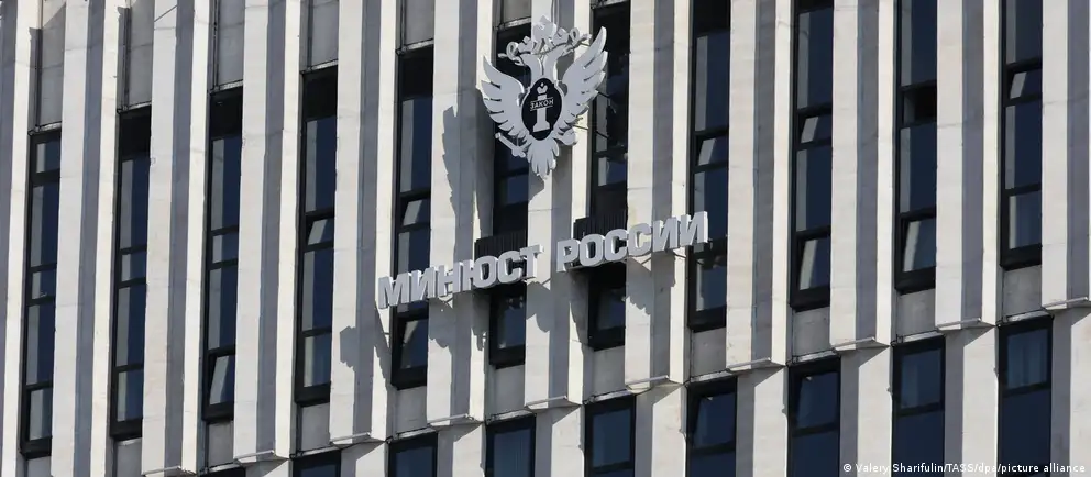 Официальное ведомство объявило о создании открытого реестра граждан, находящихся за пределами страны и подпавших под временные ограничения, с указанием оснований их применения.