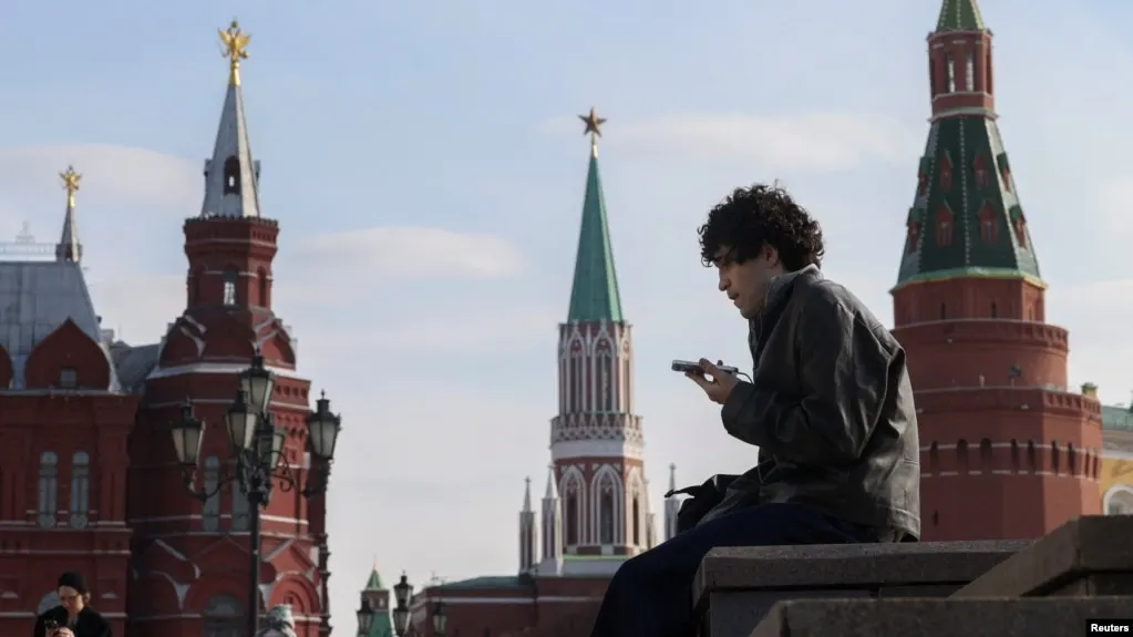 Госрегулятор предлагает идентифицировать несовершеннолетних на онлайн‑платформах и снизить их доступ к сети, приводя мировой опыт ужесточённых ограничений.
