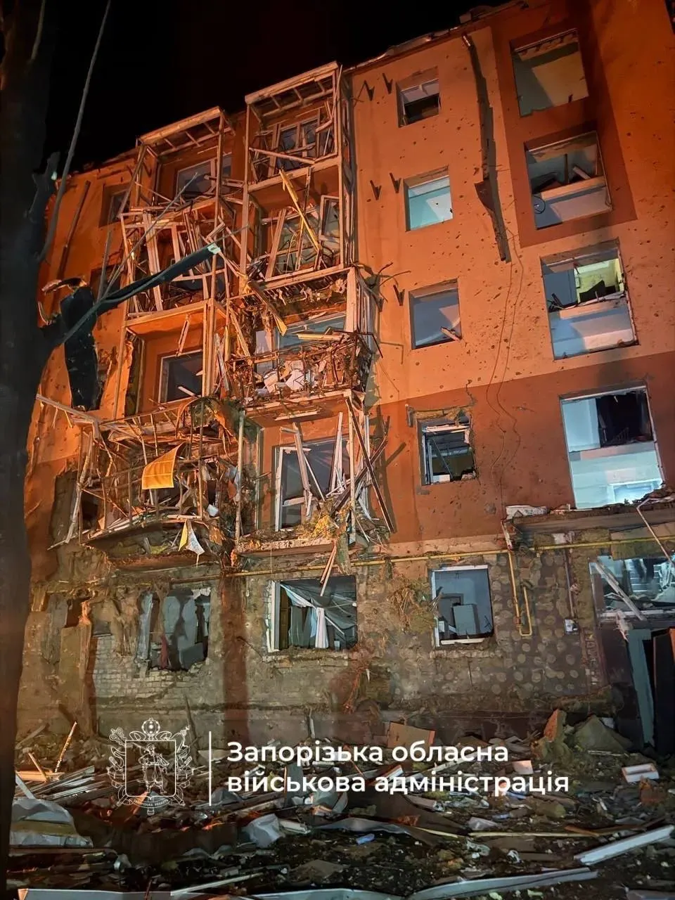За ночь по регионам зафиксированы столкновения с беспилотниками: БПЛА достигли Ленинградской, Новгородской и Московской областей, Ханты-Мансийского округа; Рязанский НПЗ частично остановил одну установку. Суд вынес приговор по делу о призывах к терроризму.