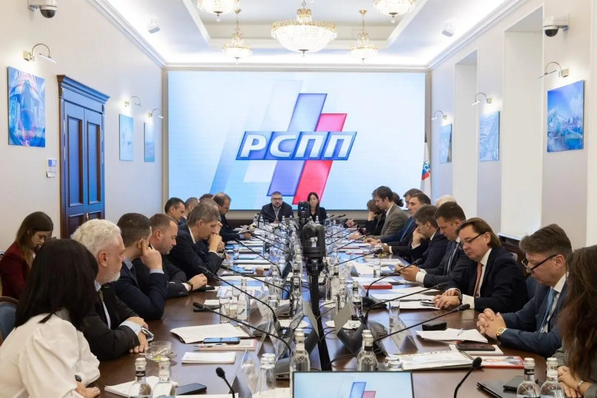 РСПП критикует предложение Минфина о налоге на сверхдоходы, называя его рискованной мерой с обратной силой и угрозой для инвестиций; предлагаются альтернативы для снижения дефицита бюджета.
